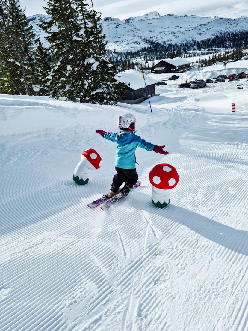 Kid-skiing-Gausta-Norway