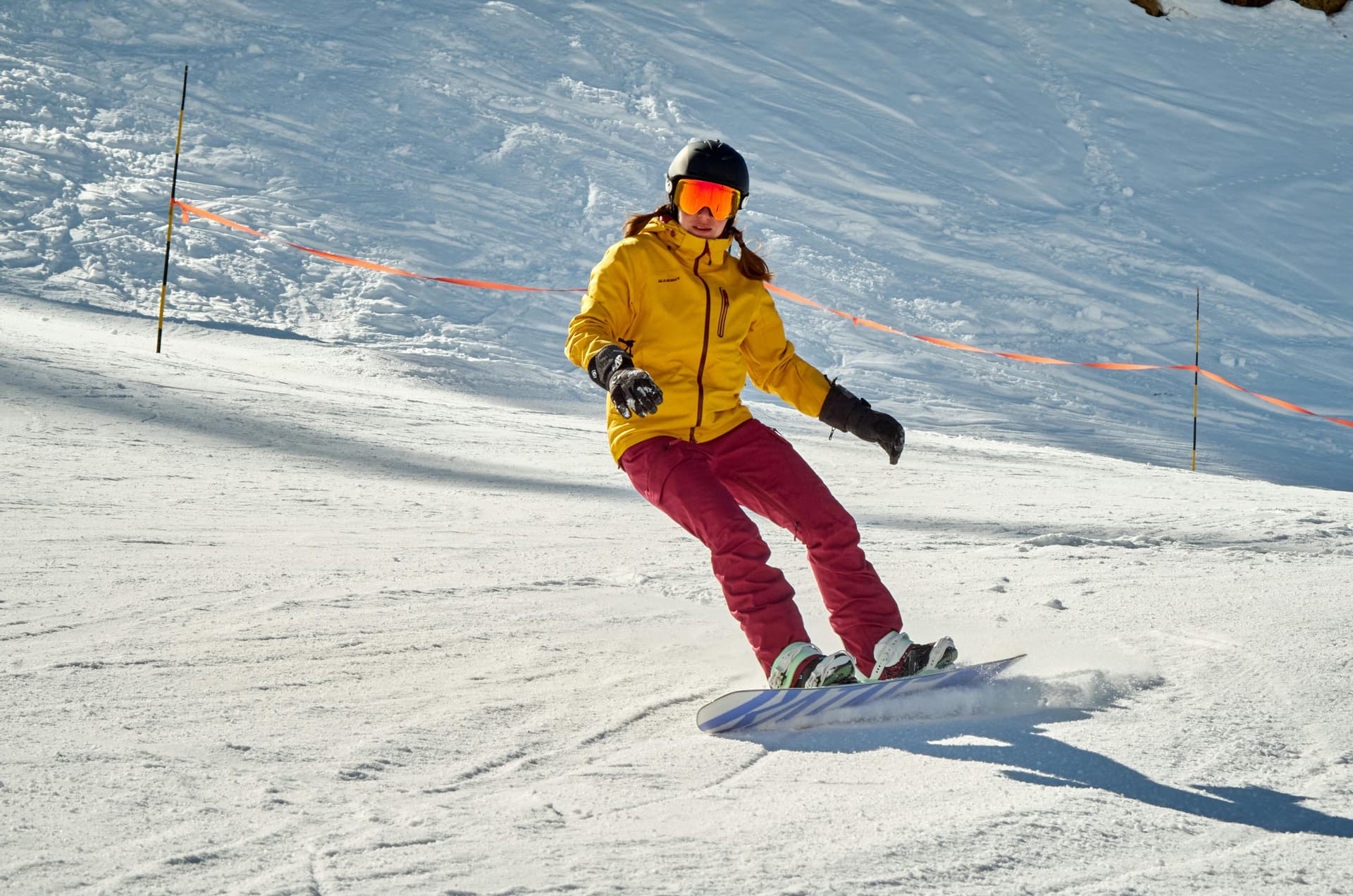 man-snowboarding-isola-2000-piste